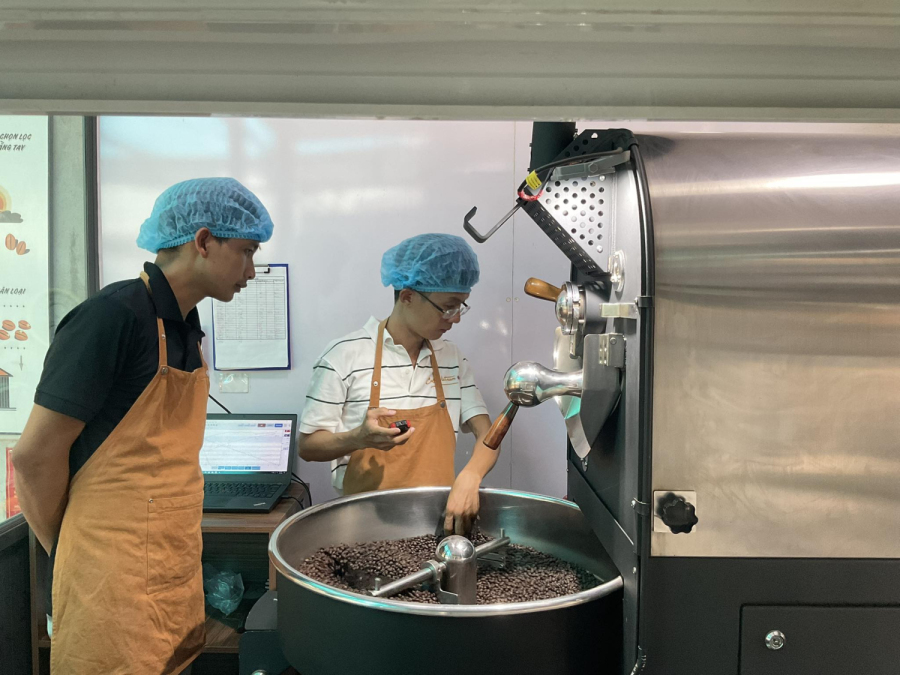Những khó khăn của người thợ rang – và hành trình lặng thầm giữ hương cho từng hạt cà phê Xì Phố